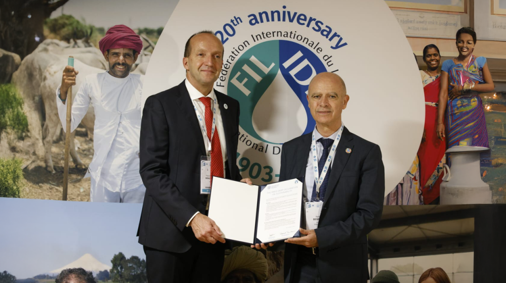 Global dairy leaders signing the Paris Declaration 2024 to drive sustainable dairy innovation.